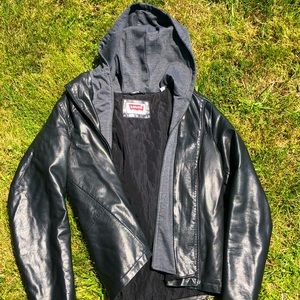 LEVI’S LEATHER JACKET